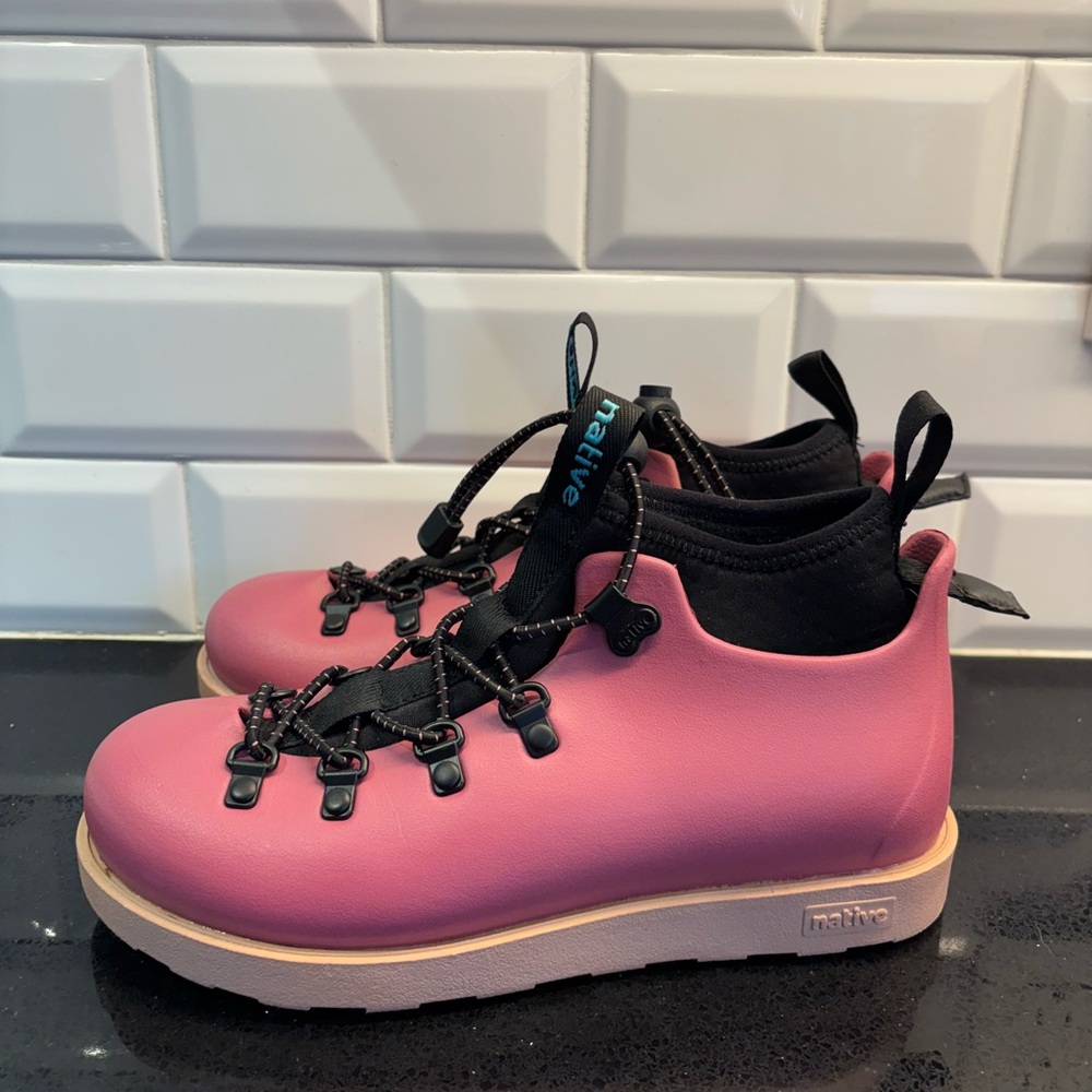 Native Hiking boots Size 3 J3 Kids Fitzsimmons Citylite BloomGirls Pink